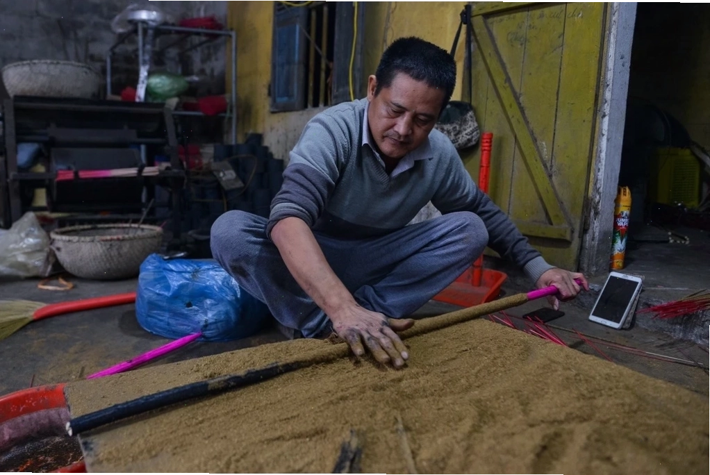 Nhang khổng lồ được sắp xếp ngay ngắn để chờ ngày sử dụng