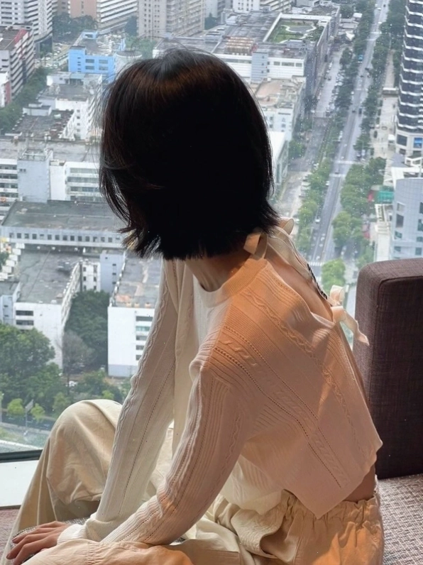 Tạo dáng quay lưng nhìn xa xăm đầy suy tư