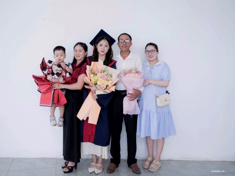 Tạo không khí vui vẻ khi chụp ảnh kỷ yếu cùng con gái