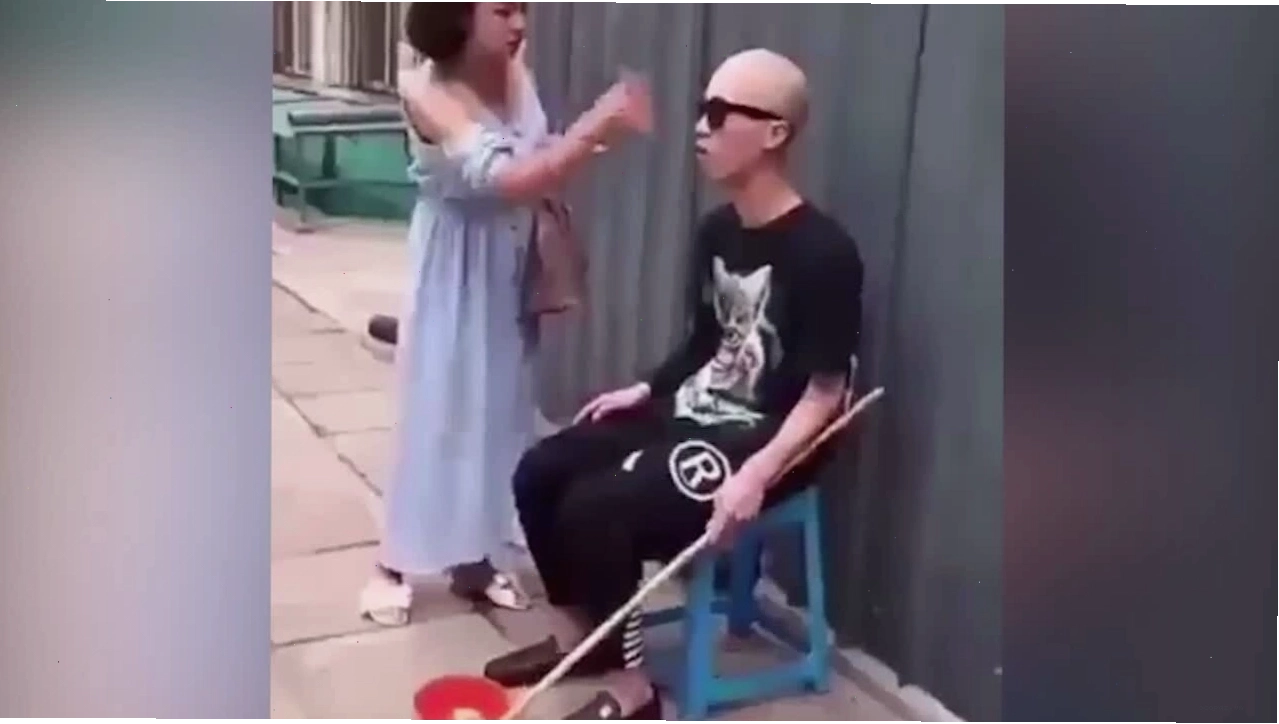 Thanh niên giả mù ăn xin bị cô gái lật tẩy
