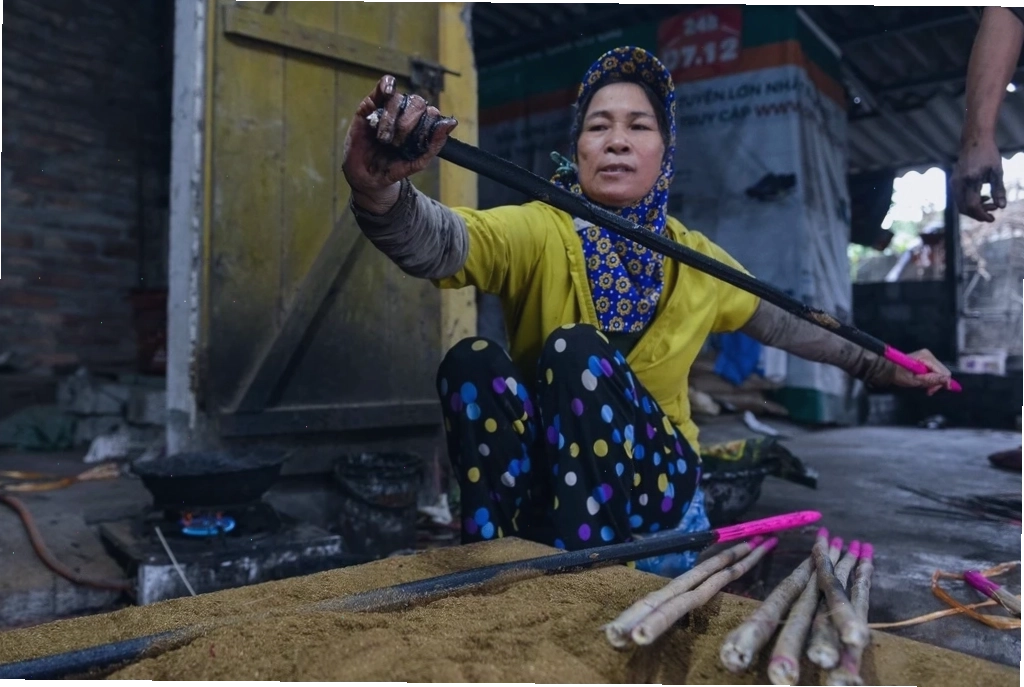 Thợ làng nghề đang tiến hành vót cốt cây Điền thanh