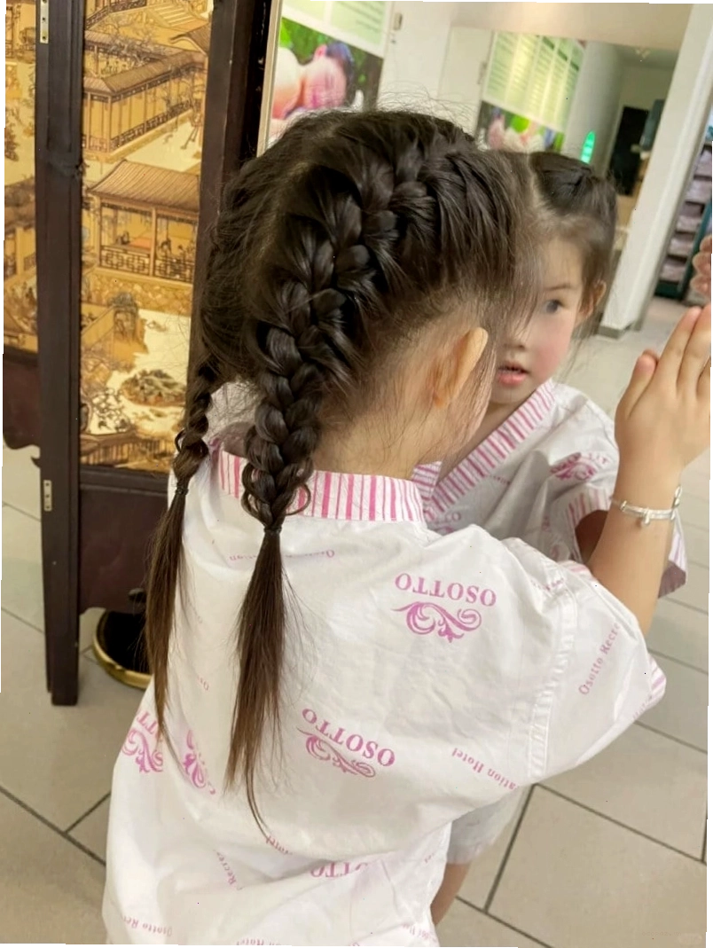 Tóc cột một túm giữa đầu ngộ nghĩnh cho bé gái