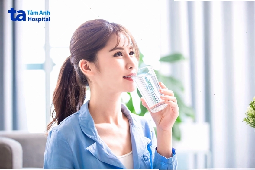 Uống nhiều nước ấm giúp giảm triệu chứng đau bụng kinh