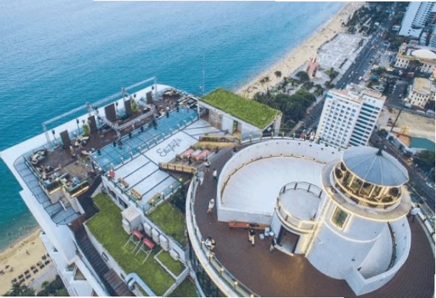 View thành phố về đêm từ một quán bar trên cao
