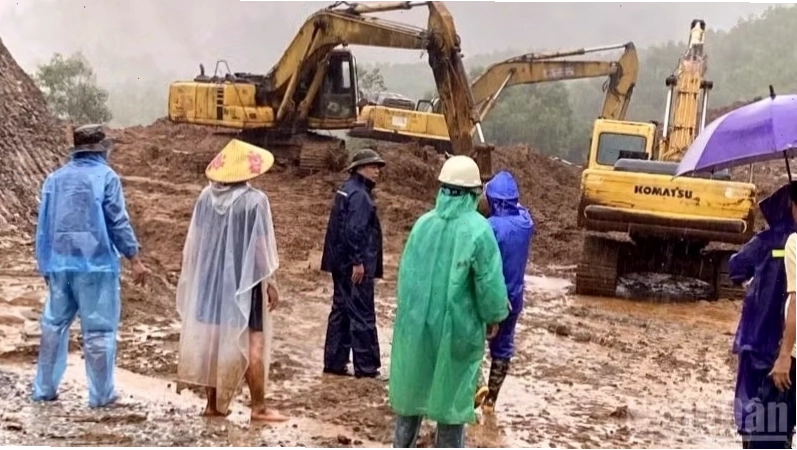 Sạt lở đất đá nghiêm trọng gây tắc nghẽn giao thông trên tuyến quốc lộ huyết mạch