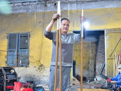 Khám phá làng nghề làm nhang khổng lồ phục vụ Tết